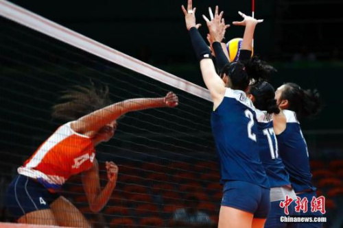当地时间8月18日,2016里约奥运会女排半决赛,中国队3:1战胜荷兰队晋级决赛。这是中国女排时隔12年再次进入奥运决赛。<a target='_blank' href='http://www.chinanews.com/' >中新网</a>记者 富田 摄 当地时间8月18日,2016里约奥运会女排半决赛,中国队3:1战胜荷兰队晋级决赛。这是中国女排时隔12年再次进入奥运决赛。<a target='_blank' href='http://www.chinanews.com/' >中新网</a>记者 富田 摄