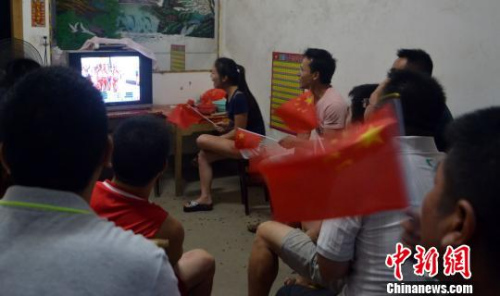 北京时间8月20日凌晨,在刘虹家乡江西吉安市安福县,由几十名亲友、乡邻组成的粉丝团在刘虹父母家,围坐在电视机前观看刘虹的比赛。 苏路程 摄 北京时间8月20日凌晨,在刘虹家乡江西吉安市安福县,由几十名亲友、乡邻组成的粉丝团在刘虹父母家,围坐在电视机前观看刘虹的比赛。 苏路程 摄