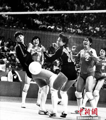 1984年8月4日,美国加州长滩体育馆,女排分组预选赛。图中的中国女排队员分别是杨晓军、梁艳和杨锡兰。 1984年8月4日,美国加州长滩体育馆,女排分组预选赛。图中的中国女排队员分别是杨晓军、梁艳和杨锡兰。