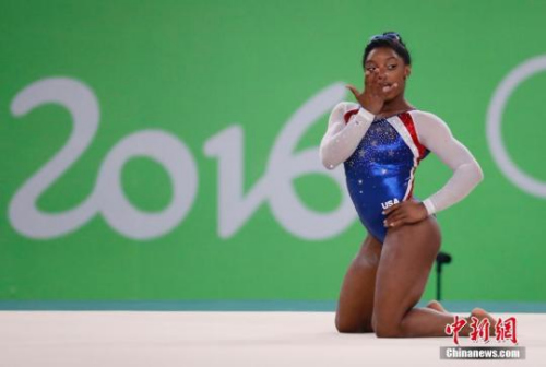 图为美国名将拜尔斯在比赛中。<a target='_blank' href='http://www.chinanews.com/' >中新网</a>记者 杜洋 摄 图为美国名将拜尔斯在比赛中。<a target='_blank' href='http://www.chinanews.com/' >中新网</a>记者 杜洋 摄