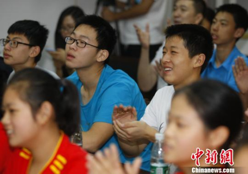 在南京市中山东路体校内,排球训练队的师妹师弟们为每次得分欢呼,为中国女排最终的胜利激动。 泱波 摄 在南京市中山东路体校内,排球训练队的师妹师弟们为每次得分欢呼,为中国女排最终的胜利激动。 泱波 摄