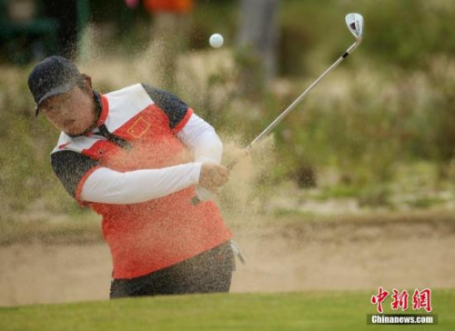 当地时间8月20日,里约奥运会女子高尔夫球赛事结束了最后18洞的争夺。经过四轮较量,中国名将冯珊珊最终以274杆,低于标准杆10杆的成绩收获一枚宝贵的铜牌。 当地时间8月20日,里约奥运会女子高尔夫球赛事结束了最后18洞的争夺。经过四轮较量,中国名将冯珊珊最终以274杆,低于标准杆10杆的成绩收获一枚宝贵的铜牌。