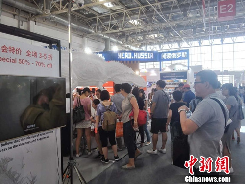 第23届图博会上,E2馆内络绎不绝的参观者。上官云 摄 第23届图博会上,E2馆内络绎不绝的参观者。上官云 摄