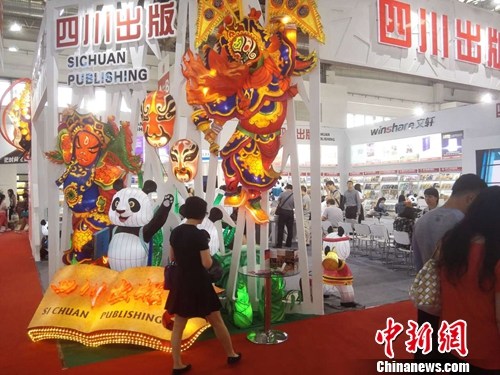 一名参观者在第23届图博会展区内驻足。上官云 摄 一名参观者在第23届图博会展区内驻足。上官云 摄