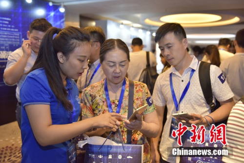 嘉宾在体验区体验现场开电子发票 嘉宾在体验区体验现场开电子发票