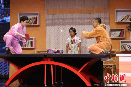 图:邓亚萍和老公在家打乒乓球。 图:邓亚萍和老公在家打乒乓球。