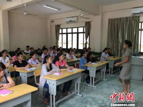 学生们正在学习中文。齐彬 摄 学生们正在学习中文。齐彬 摄