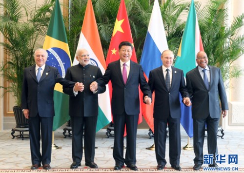 9��4�գ���ש�����쵼�˷���ʽ�����ں��ݾ��У�������ϯϰ��ƽ��ӡ������Ī�ϡ��Ϸ���ͳ������������ͳ��÷��������˹��ͳ�վ���ϯ���»������Ҧ��ΰ��