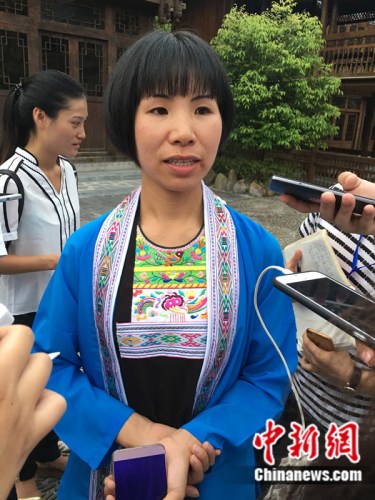 罗嘉梅身着民族服饰接受采访 娄晓摄 罗嘉梅身着民族服饰接受采访 娄晓摄