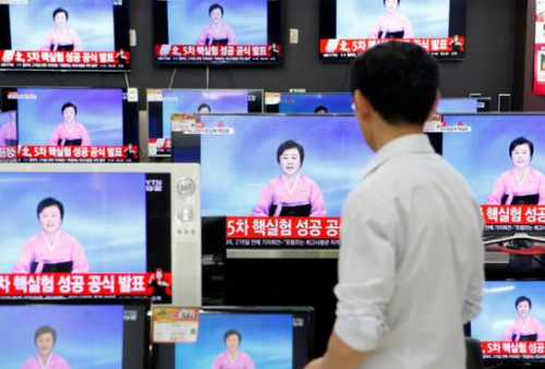 2016年9月9日,一位韩国销售人员在电视上观看有关朝鲜第五次核试验的报道。 2016年9月9日,一位韩国销售人员在电视上观看有关朝鲜第五次核试验的报道。