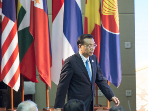 9月8日,中国国务院总理李克强在万象国家会议中心出席第十一届东亚峰会。峰会后,李克强与东盟十国及韩国、日本、印度、澳大利亚、新西兰等国领导人共同出席《区域全面经济伙伴关系协定》联合声明发布仪式。这是李克强步入发布仪式现场。 新华社记者 王晔 摄 9月8日,中国国务院总理李克强在万象国家会议中心出席第十一届东亚峰会。峰会后,李克强与东盟十国及韩国、日本、印度、澳大利亚、新西兰等国领导人共同出席《区域全面经济伙伴关系协定》联合声明发布仪式。这是李克强步入发布仪式现场。 新华社记者 王晔 摄