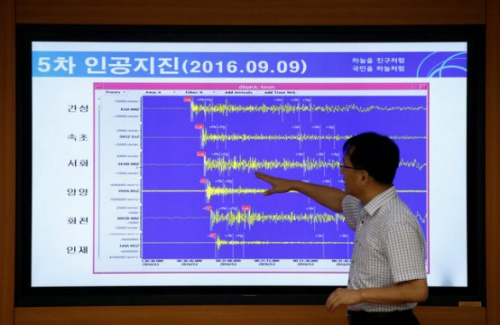 2016年9月9日,韩国一名地质学家在媒体通报会议上讲解有关朝鲜地震的情况。朝鲜当天进行了第五次核试验。(1) 2016年9月9日,韩国一名地质学家在媒体通报会议上讲解有关朝鲜地震的情况。朝鲜当天进行了第五次核试验。(1)