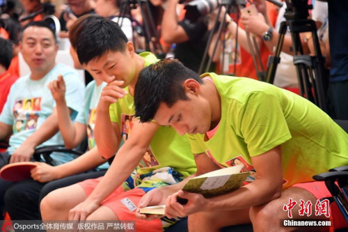 9月2日,北京,刘国梁率中国乒乓球队出席联谊会。马龙、张继科等现身秀球技,在活动间隙,张继科忙里偷闲抱着一本书苦读起来,仔细一看竟是本精编版《朦胧诗》。马龙在一旁看着“诗人”,笑而不语。 图片来源:Osports全体育图片社 9月2日,北京,刘国梁率中国乒乓球队出席联谊会。马龙、张继科等现身秀球技,在活动间隙,张继科忙里偷闲抱着一本书苦读起来,仔细一看竟是本精编版《朦胧诗》。马龙在一旁看着“诗人”,笑而不语。 图片来源:Osports全体育图片社