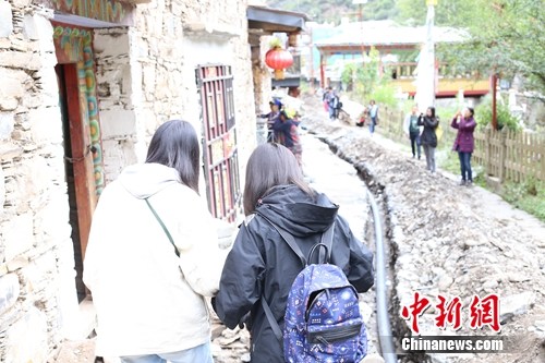图为西索村里的游客。吕春荣 摄 图为西索村里的游客。吕春荣 摄