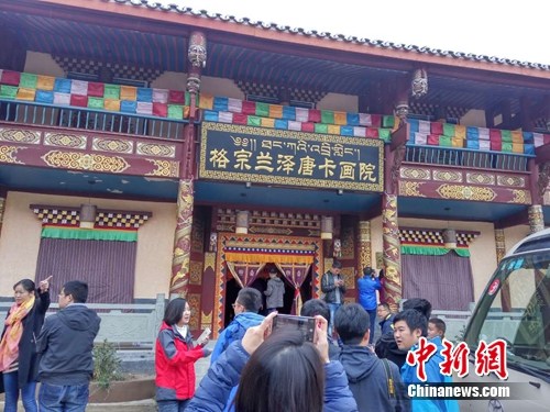 图为传沟子村唐卡画院。吕春荣 摄 图为传沟子村唐卡画院。吕春荣 摄