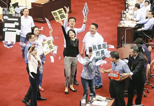 台北市长柯文哲(右二)9月20日赴市议会进行施政报告,施政报告前,多位市议员高举“败家市长”、“吊车尾市长”等标语杯葛。台湾《联合报》记者黄威彬/摄影 台北市长柯文哲(右二)9月20日赴市议会进行施政报告,施政报告前,多位市议员高举“败家市长”、“吊车尾市长”等标语杯葛。台湾《联合报》记者黄威彬/摄影