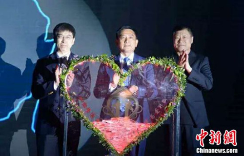 刘洪臣（左）、黎昌仁（中）、曲忠武（右）三人共同登台，点亮象征着拜博惠爱联合的心形灯箱