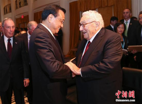 当地时间9月20日上午,中国国务院总理李克强在纽约下榻饭店同美国经济、金融、智库、媒体等各界人士座谈,就中美关系及经贸合作等共同关心的问题交流互动。彭博有限合伙企业创始人布隆伯格主持座谈。图为李克强与美国前国务卿基辛格交谈。 <a target='_blank' href='http://www.chinanews.com/'>中新社</a>记者 刘震 摄 当地时间9月20日上午,中国国务院总理李克强在纽约下榻饭店同美国经济、金融、智库、媒体等各界人士座谈,就中美关系及经贸合作等共同关心的问题交流互动。彭博有限合伙企业创始人布隆伯格主持座谈。图为李克强与美国前国务卿基辛格交谈。 <a target='_blank' href='http://www.chinanews.com/'>中新社</a>记者 刘震 摄