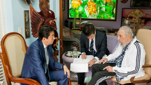 安倍与菲德尔·卡斯特罗 安倍与菲德尔·卡斯特罗