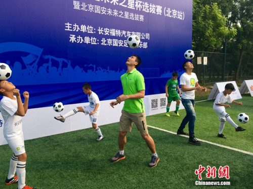 邵佳一与小球员互动,<a target='_blank' href='http://www.chinanews.com/' >中新网</a>记者王牧青摄。 邵佳一与小球员互动,<a target='_blank' href='http://www.chinanews.com/' >中新网</a>记者王牧青摄。