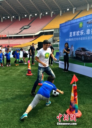 雷腾龙与小球员互动。<a target='_blank' href='http://www.chinanews.com/' >中新网</a>记者王牧青摄。 雷腾龙与小球员互动。<a target='_blank' href='http://www.chinanews.com/' >中新网</a>记者王牧青摄。
