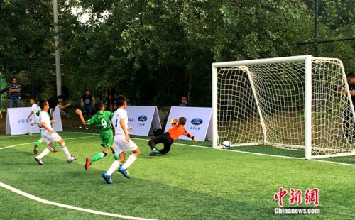 小球员比赛中。<a target='_blank' href='http://www.chinanews.com/' >中新网</a>记者王牧青摄。 小球员比赛中。<a target='_blank' href='http://www.chinanews.com/' >中新网</a>记者王牧青摄。