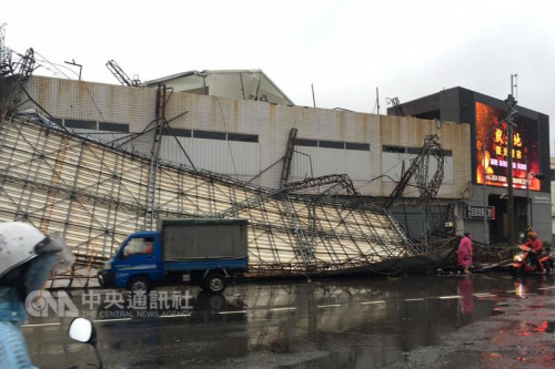 台风来势汹汹,台南市永康区一处大型广告牌招牌被强风吹袭后整片掉落在路面。台湾”中央社”记者杨思瑞 摄 台风来势汹汹,台南市永康区一处大型广告牌招牌被强风吹袭后整片掉落在路面。台湾”中央社”记者杨思瑞 摄