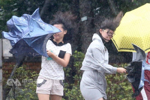 走在台北街头的民众撑伞,仍抵挡不住强风的吹袭。台湾”中央社”记者吴翊宁 摄 走在台北街头的民众撑伞,仍抵挡不住强风的吹袭。台湾”中央社”记者吴翊宁 摄