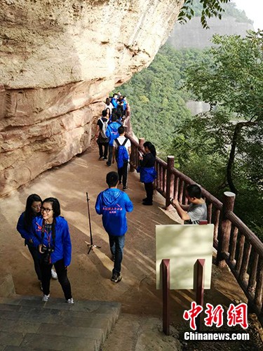 采访团的记者登上薛家寨。<a target='_blank' href='http://www.chinanews.com/' >中新网</a>记者 宋宇晟 摄 采访团的记者登上薛家寨。<a target='_blank' href='http://www.chinanews.com/' >中新网</a>记者 宋宇晟 摄