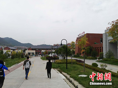 陕甘边革命根据地照金纪念馆周边建立了独具特色的红色文化创意街区。<a target='_blank' href='http://www.chinanews.com/' >中新网</a>记者 宋宇晟 摄 陕甘边革命根据地照金纪念馆周边建立了独具特色的红色文化创意街区。<a target='_blank' href='http://www.chinanews.com/' >中新网</a>记者 宋宇晟 摄