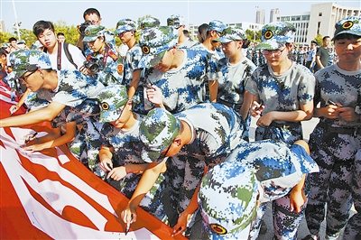 空军预警学院联合湖北省国防教育办公室,以今年军训季为载体,创新开展了为期两天的“矢志国防·追梦空天”主题活动,通过媒体宣传、手机推送、网络直播的方式,引导青年学子树立正确的军训观,大力推进国防教育的普及深入。熊华明摄 空军预警学院联合湖北省国防教育办公室,以今年军训季为载体,创新开展了为期两天的“矢志国防·追梦空天”主题活动,通过媒体宣传、手机推送、网络直播的方式,引导青年学子树立正确的军训观,大力推进国防教育的普及深入。熊华明摄