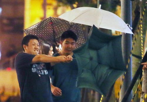 中度台风“鲇鱼”直扑台湾,台北市9月26日入夜后雨势渐强,伴随突来的强阵风,让路上行人雨伞不时开花,颇为狼狈。台湾《联合报》记者胡经周/摄影 中度台风“鲇鱼”直扑台湾,台北市9月26日入夜后雨势渐强,伴随突来的强阵风,让路上行人雨伞不时开花,颇为狼狈。台湾《联合报》记者胡经周/摄影