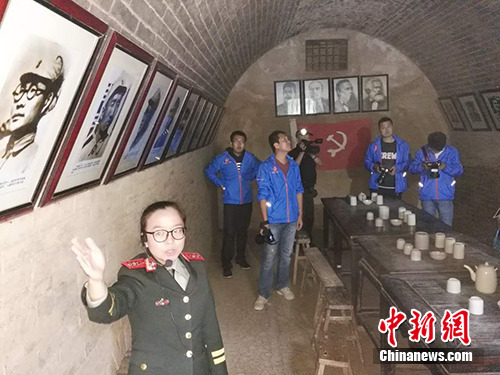 采访团记者参观洛川会议旧址。<a target='_blank' href='http://www.chinanews.com/' >中新网</a>记者 宋宇晟 摄 采访团记者参观洛川会议旧址。<a target='_blank' href='http://www.chinanews.com/' >中新网</a>记者 宋宇晟 摄