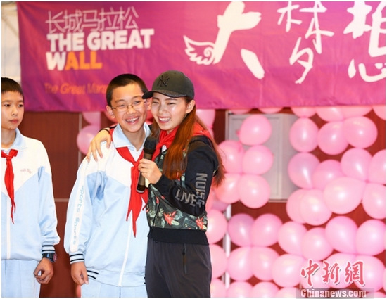 何可欣与孩子们互动 何可欣与孩子们互动