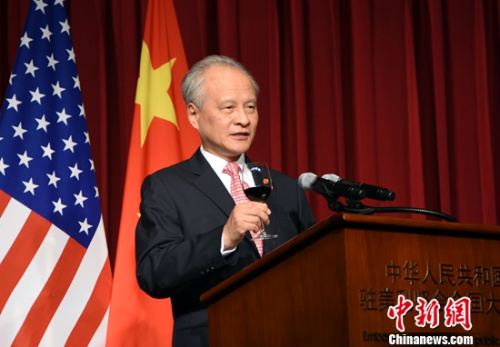 当地时间9月27日晚,中国驻美国大使馆举行国庆招待会,庆祝中华人民共和国成立67周年。驻美大使崔天凯在致辞中表示,当今世界正发生深刻复杂的变化,中美合作是应对21世纪挑战的关键。图为崔天凯致辞。 当地时间9月27日晚,中国驻美国大使馆举行国庆招待会,庆祝中华人民共和国成立67周年。驻美大使崔天凯在致辞中表示,当今世界正发生深刻复杂的变化,中美合作是应对21世纪挑战的关键。图为崔天凯致辞。