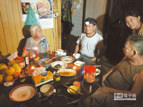 台风夜民众点起蜡烛、头戴头灯一起围炉吃晚餐。台湾《中国时报》许家宁摄 台风夜民众点起蜡烛、头戴头灯一起围炉吃晚餐。台湾《中国时报》许家宁摄