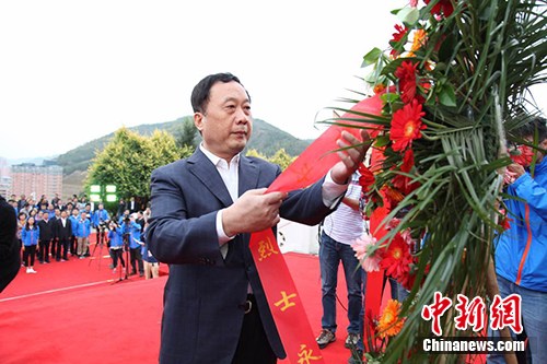 任贤良向中央红军长征胜利纪念碑敬献花篮。 任贤良向中央红军长征胜利纪念碑敬献花篮。