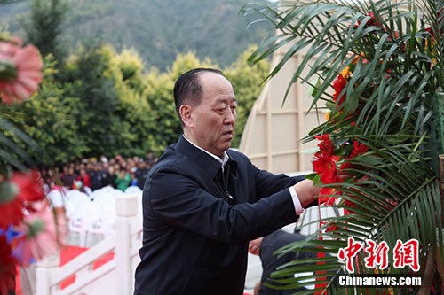 高永中向中央红军长征胜利纪念碑敬献花篮。 高永中向中央红军长征胜利纪念碑敬献花篮。