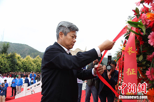 徐新荣向中央红军长征胜利纪念碑敬献花篮。 徐新荣向中央红军长征胜利纪念碑敬献花篮。