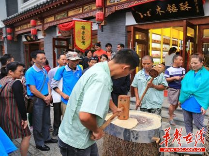 桃花源古镇村民的民俗表演吸引得中外游客纷纷驻足观看 桃花源古镇村民的民俗表演吸引得中外游客纷纷驻足观看