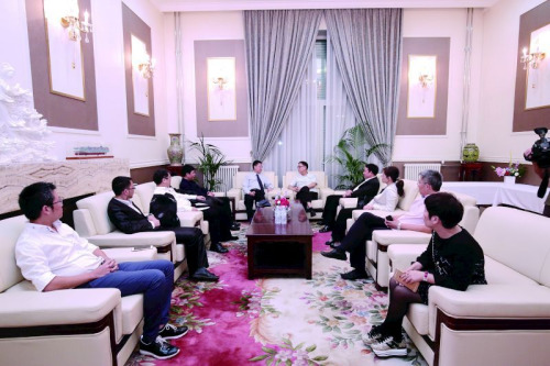 中国驻意大利大使馆姚成参赞在大使馆接见了访问团一行及侨胞代表。(图片来源:本文图片均由欧洲时报记者张锐 摄) 中国驻意大利大使馆姚成参赞在大使馆接见了访问团一行及侨胞代表。(图片来源:本文图片均由欧洲时报记者张锐 摄)