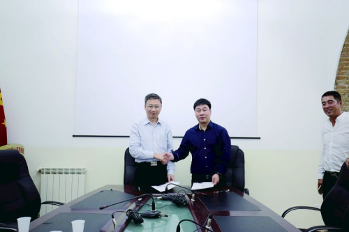 张宏(左)与戴小璋(右)共同签署合作协议。 张宏(左)与戴小璋(右)共同签署合作协议。