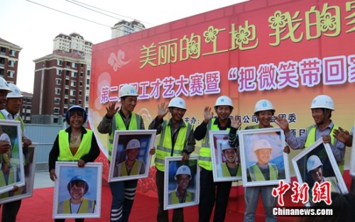 农民工兄弟手捧笑脸照片 农民工兄弟手捧笑脸照片