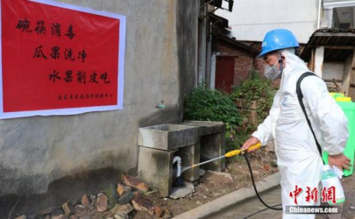 9月30日,救援人员在浙江丽水遂昌山体滑坡灾区进行消毒。28日17时30分许,受今年17号台风“鲇鱼”的影响,丽水市遂昌县界北镇苏村发生山体滑坡,塌方量40余万立方米,造成20户房屋被埋。<a target='_blank' href='http://www.chinanews.com/'>中新社</a>记者 何蒋勇 摄 9月30日,救援人员在浙江丽水遂昌山体滑坡灾区进行消毒。28日17时30分许,受今年17号台风“鲇鱼”的影响,丽水市遂昌县界北镇苏村发生山体滑坡,塌方量40余万立方米,造成20户房屋被埋。<a target='_blank' href='http://www.chinanews.com/'>中新社</a>记者 何蒋勇 摄