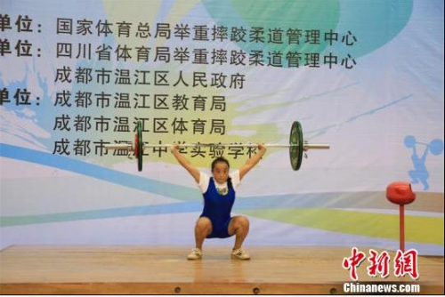 成都温江中学实验学校的隆静获得女子41公斤抓举赛金牌。 王爵 摄 成都温江中学实验学校的隆静获得女子41公斤抓举赛金牌。 王爵 摄