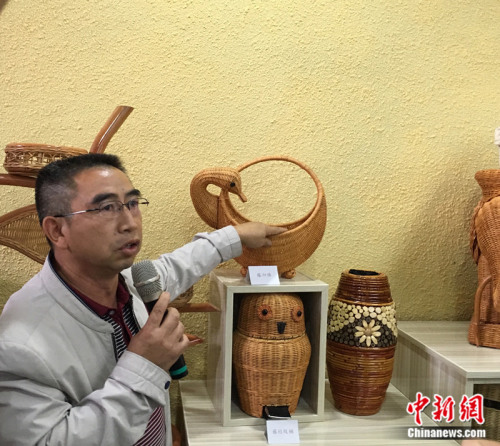 藤编企业回乡创业者马毅 娄晓 摄 藤编企业回乡创业者马毅 娄晓 摄