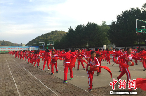 华池县列宁中学的学生们正在打腰鼓。<a target='_blank' href='http://www.chinanews.com/' >中新网</a> 种卿 摄 华池县列宁中学的学生们正在打腰鼓。<a target='_blank' href='http://www.chinanews.com/' >中新网</a> 种卿 摄