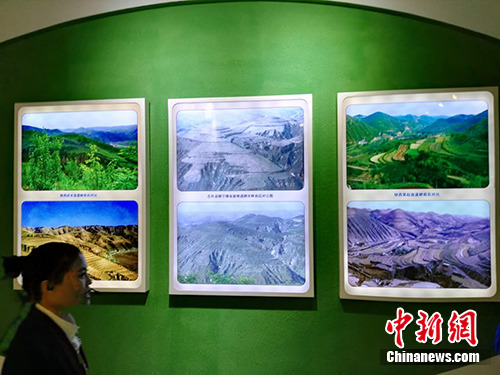 退耕还林展览馆中展示的吴起县今昔对比图。<a target='_blank' href='http://www.chinanews.com/' >中新网</a>记者 宋宇晟 摄 退耕还林展览馆中展示的吴起县今昔对比图。<a target='_blank' href='http://www.chinanews.com/' >中新网</a>记者 宋宇晟 摄