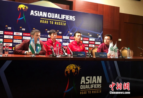 赛前发布会,高洪波携队长冯潇霆出席。<a target='_blank' href='http://www.chinanews.com/' >中新网</a>记者王牧青摄。 赛前发布会,高洪波携队长冯潇霆出席。<a target='_blank' href='http://www.chinanews.com/' >中新网</a>记者王牧青摄。