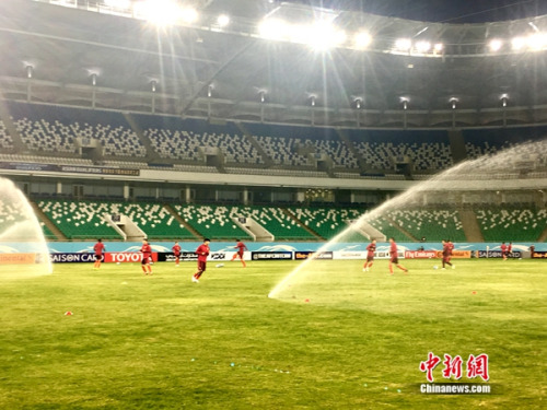 国足赛前踩场训练,本尤德科体育场进行赛前浇水。<a target='_blank' href='http://www.chinanews.com/' >中新网</a>记者王牧青摄。 国足赛前踩场训练,本尤德科体育场进行赛前浇水。<a target='_blank' href='http://www.chinanews.com/' >中新网</a>记者王牧青摄。